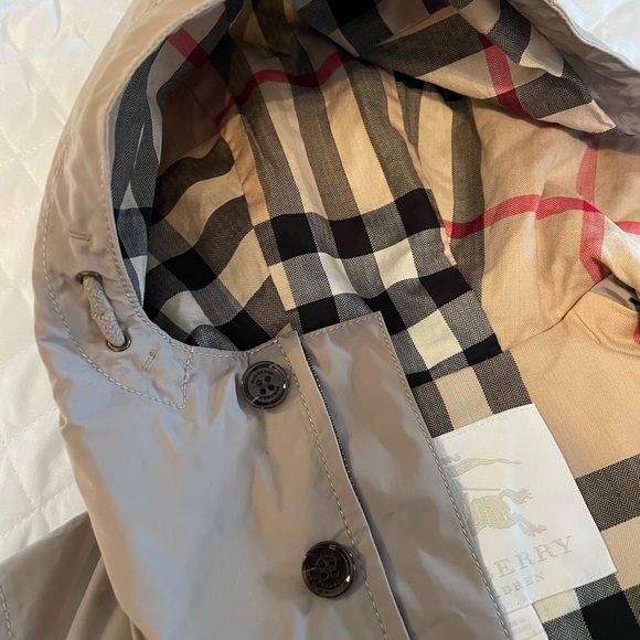 Burberry children’s raincoat/windbreaker size 6 - Picture 3 of 6